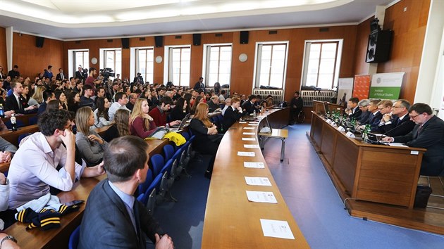 Setkn s politiky na debat, kterou podal Politologick klub Fakulty socilnch vd Univerzity Karlovy. (19.4.2017)