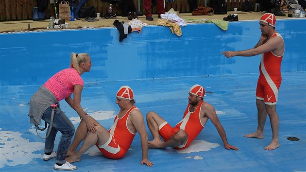 Herci Bronislav Kotiš, Zdeněk Rohlíček a Michal Štěrba se fotografovali v lochotínském bazénu. Choreografii měla na starost Petra Parvoničová. (8. dubna 2017)
