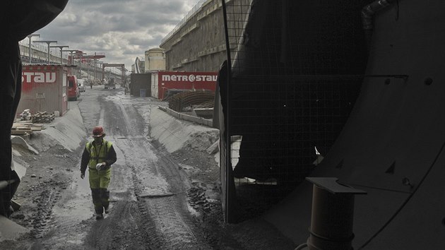 U Plzn pokrauje raba nejdelho elezninho tunelu v esku. Stavbai jsou nyn v druh polovin severnho tubusu. Z jinho, kter u je hotov, zaali proret bezpenostn chodby, kter propoj oba tubusy. (11. dubna 2017)