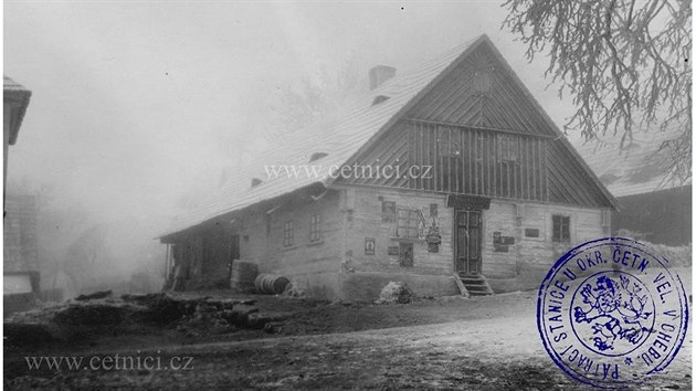 Z archivu chebskch etnk. Dm obchodnka Georga Peyerla v Nov Vsi u Pimdy, kde byli on a jeho ena v roce 1930 brutln zavradni sekerou.