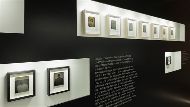 Výstavní výběr navazuje na disertační práci Ondřeje Přibyla věnovanou možnostem využití staré daguerrotypické fotografické technologie dnes.