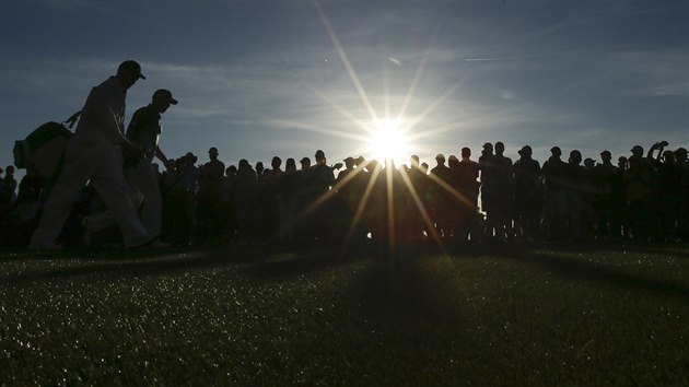 panlsk golfista Sergio Garca pichz na osmnctou jamku bhem zvrenho kola Masters v August.