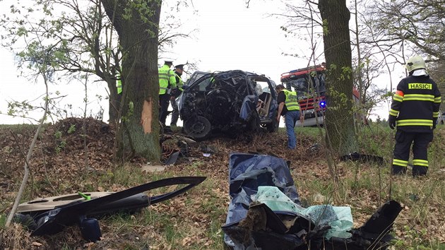 Policie vyšetřuje nehodu u obce Mšec na Rakovnicku. Řidič nepřežil náraz do stromu(11.4.2017)