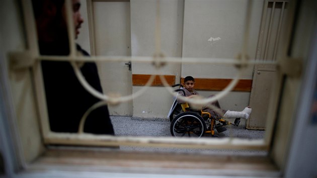 V nemocnicch v Psmu Gazy chyb lka pro pacienty, potebn vybaven i specializovan lkai. Na snmku je tinctilet Mohammed se zlomenou nohou (29. bezna 2017).