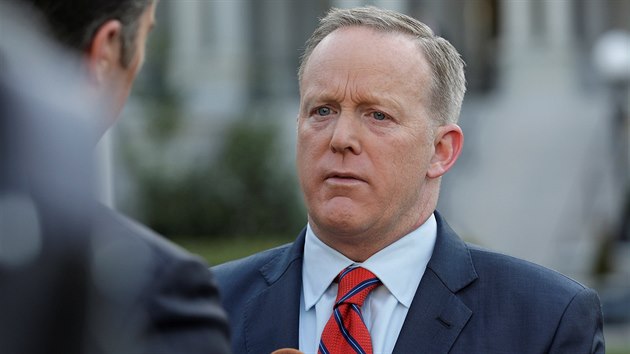 Mluv Blho domu Sean Spicer bhem interview, pi nm se omluvil za to, e porovnval syrskho prezidenta Bara Asada s nacistickm vdcem Adolfem Hitlerem. (11. dubna 2017)