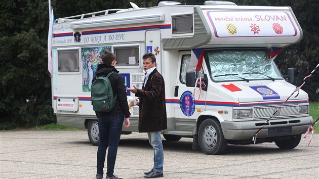 Petin stnek a karavan kontroverznho aktivisty Zdeka Ponerta (na snmku) stl v Olomouci nejprve tyi dny u radnice na Hornm nmst, pak se pesunul na chodnk u pedagogick fakulty.