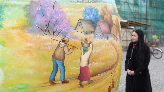 Detail jednoho z obrázků na obří kraslici, která na olomouckém Horním náměstí připomíná Velikonoce. Doputovala sem jako symbol přátelství z Chorvatska.