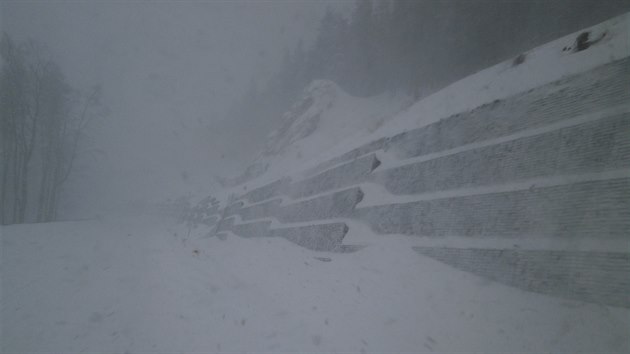 Nejsloitj situace panovala na silnici pes ervenohorsk sedlo, silnim boj se snhem komplikoval siln vtr.