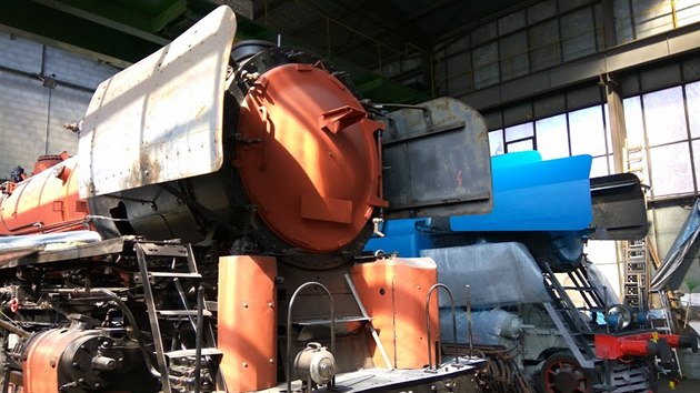 V lužanském depu historických vozidel finišují na jaře opravy parních lokomotiv před hlavní sezónou.