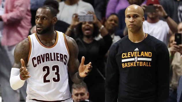 LeBron James (vlevo) a Richard Jefferson z Clevelandu se div v zvru zpasu s Atlantou.