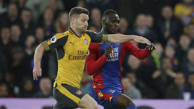 Shkodran Mustafi (vlevo) z Arsenalu a Christian Benteke z Crystal Palace v beckm souboji.