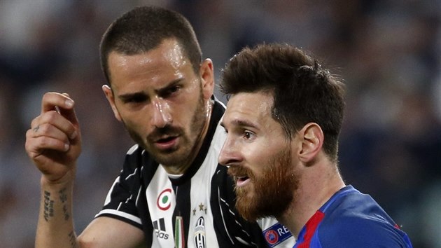 Leonardo Bonucci (vlevo) z Juventusu Turn a Lionel Messi z Barcelony e spornou situaci.