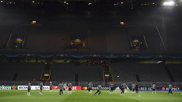 Fotbalist AS Monaco se rozcviuj ped tribunami v Dortmundu, jejich zpas byl odloen z ter na stedu.
