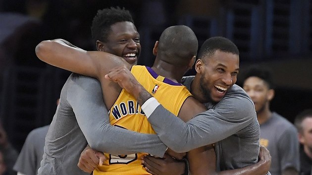 Metta World Peace (uprosted) zazil za LA Lakers proti New Orleans. Raduj se z toho i Julius Randle (vlevo) a Thomas Robinson.