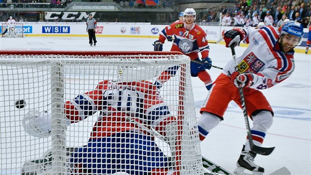 Český hokejista Robin Hanzl překonává norského brankáře Larse Haugena.