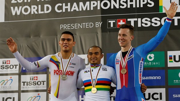 Tři nejlepší na MS v disciplíně keirin: stříbrný Fabian Hernando Puerta Zapata z Kolumbie, zlatý Mohd Azizulhasni Awang z Malajsie a bronzový Tomáš Bábek.