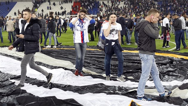 Lyont fanouci pronikli ped zpasem s Besiktasem na hrac plochu. Utekli tam ped tureckmi divky.