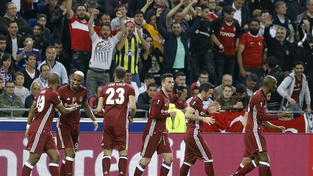 Fotbalist i fanouci Besiktase se raduj z glu.