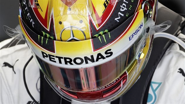 Lewis Hamilton bhem trninku na Velkou cenu  Bahrajnu