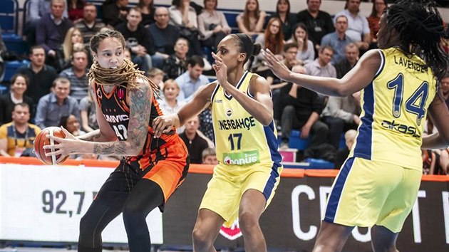 Brittney Grinerov (vlevo) z Jekatrinburgu se tla do Sandrine Grudaov z Fenerbahce Istanbul, zdvojuje Jantel Lavenderov.