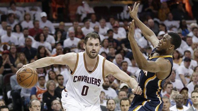 Kevin Love (vlevo) z Clevelandu obchz Thaddeuse Younga z Indiany.