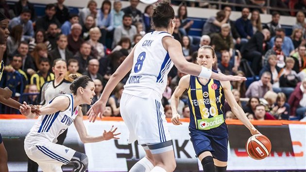 Allie Quigleyov (vpravo) z Fenerbahce Istanbul hled cestu ke koi Kursku kolem Hlny Ciakov.