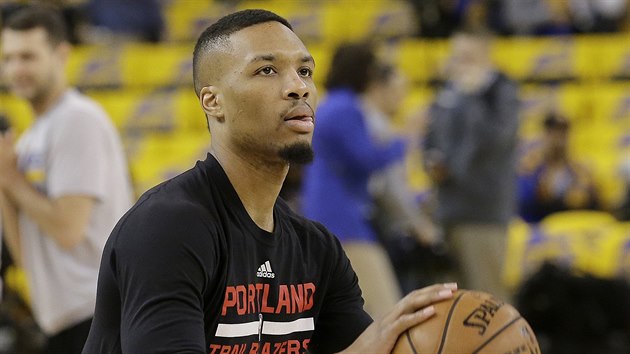 Damian Lillard z Portlandu se rozcviuje ped zpasem s Golden State.