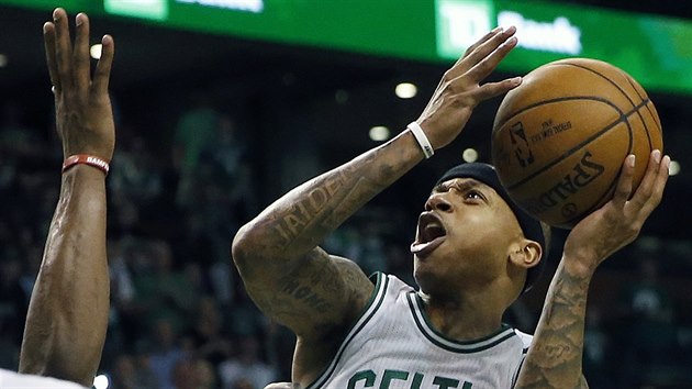 Isaiah Thomas z Bostonu zakonuje na ko Chicaga.