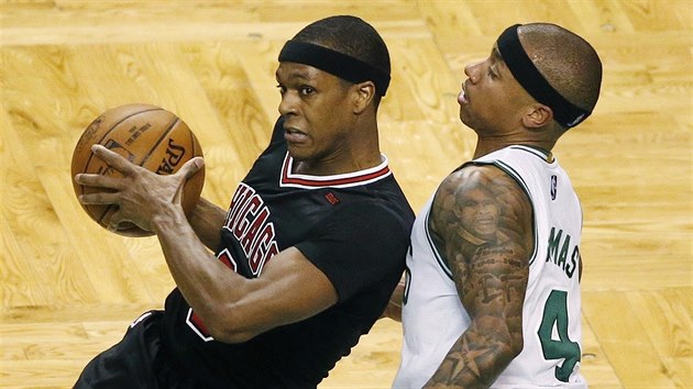 Rajon Rondo (vlevo) z Chicaga se tla do Isaiaha Thomase z Bostonu.