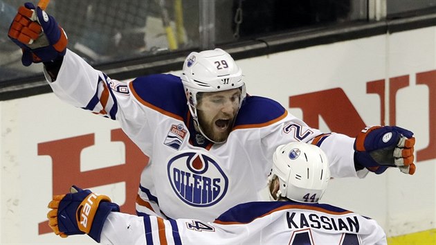 Leon Draisaitl (vlevo) a  Zack Kassian oslavuj gl Edmontonu.