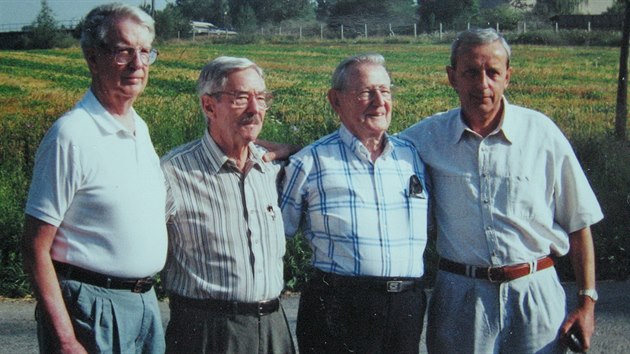 Zleva lenov posdky Tossey, Walker a Doyle pi nvtv ernkovic v roce 1996.