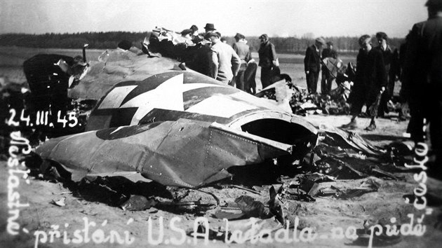 Trosky letounu B-17, který spadl 24. bezna 1945 u erníkovic na Rychnovsku.