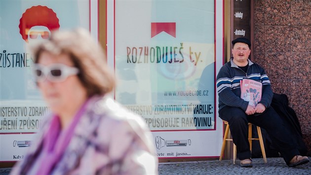 Hradecký prodejce Nového Prostoru Tomáš Máša, kterému se lidé složili na vybavení nového bytu.