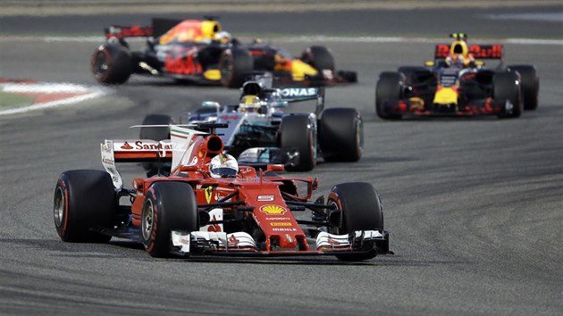 Sebastian Vettel (vpedu) na trati Velk ceny Bahrajnu