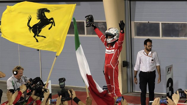 Sebastian Vettel slav triumf ve Velk cen Bahrajnu.