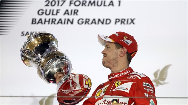 Sebastian Vettel s trofej pro vtze Velk ceny Bahrajnu.