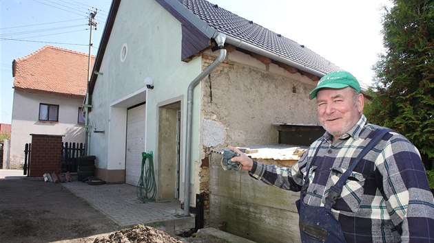 Zdeněk Novák  z Dobkoviček ukazuje, jak zpevňuje svou popraskanou garáž.