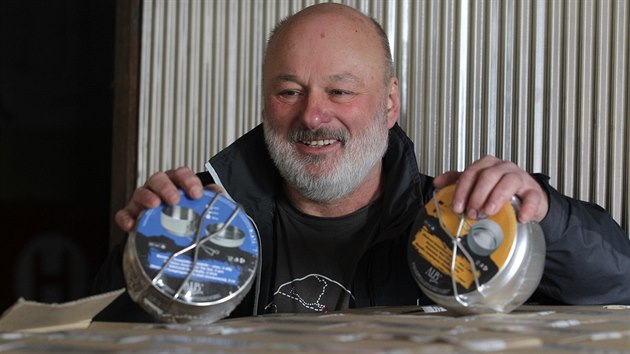 Josef Alb ��fuje firm�, kter� v Telnici vyr�b� e�usy a dal�� kempinkov� n�dob�.