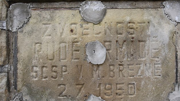 Chybějící cedulka na pomníku Rudé armádě v Malém Březně na Ústecku.