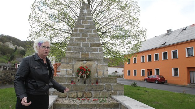 Starostka Malého Března na Ústecku Renata Zvoníčková a poničený pomník v obci.