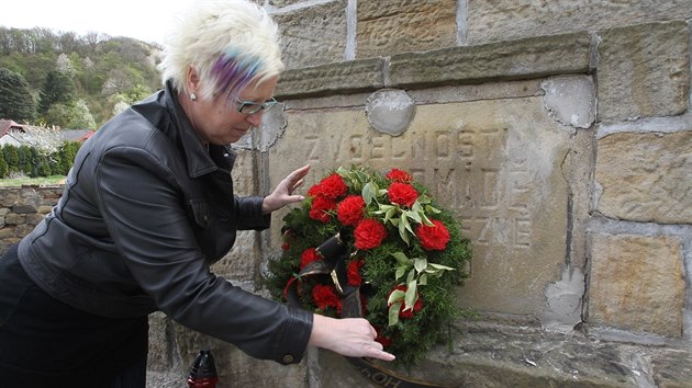 Starostka Malho Bezna na stecku Renata Zvonkov a ponien pomnk v obci.