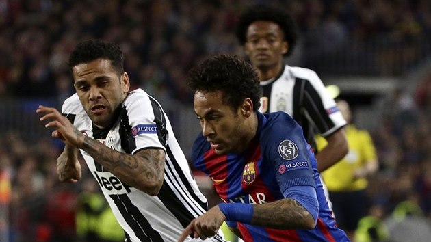 Barcelonsk rychlk Neymar utk obrnci Juventusu Danimu Alvesovi.