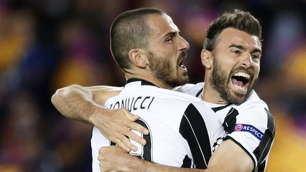 VYNULOVALI BARCELONU. Obrnci Juventusu Andrea Barzagli (vlevo) a Leonardo Bonucci se raduj z postupu do semifinle Ligy mistr.