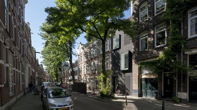 Třicetiletá Huismanová a pětatřicetiletý Boterman, kteří společně pracují pod značkou SkinnyScar, si postavili třípodlažní dům o celkové rozloze 140 metrů čtverečních.