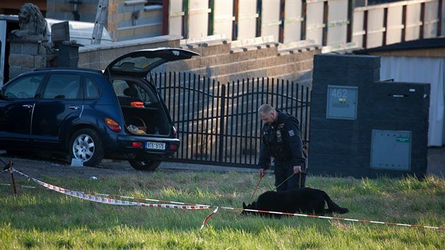 Policist na mst, kde dolo v sobotu po vleklm sousedskm sporu ke stelb.