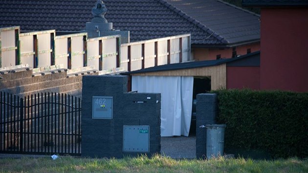 Policist na mst, kde dolo v sobotu po vleklm sousedskm sporu ke stelb.