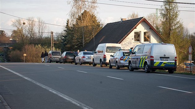 Policisté na místě, kde došlo v sobotu po vleklém sousedském sporu ke střelbě.