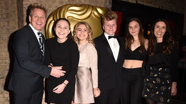 Gordon Ramsay s manželkou Tanou (vpravo) a jejich děti Megan, Matilda, Jack a Holly (Londýn, 20. listopadu 2016)