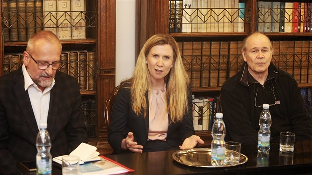 kolsk ombudsman Ladislav Hrzal, ministryn kolstv Kateina Valachov a psychoterapeut a odbornk na ikanu Michal Kol (11. dubna 2017)