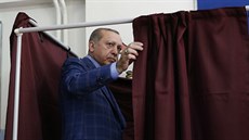 Istanbul. Turecký prezident Recep Tayyip Erdogan hlasuje v ústavním referendu...